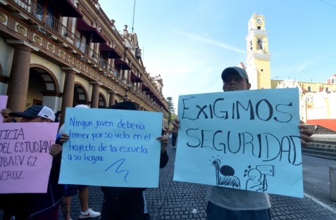 Jóvenes antorchistas integrantes del Frente Nacional de Estudiantes Revolucionarios Rafael Ramírez se manifestaron con bloqueos a la avenida Enríquez, demandando justicia para un joven que fue asesinado al resistirse al robo de su teléfono celular en el municipio de Veracruz. 
