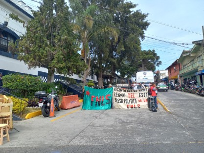 Integrantes del Frente Nacional de Lucha por el Socialismo (FNLS) se manifestaron a un costado del Cuartel Heriberto Jara Corona, exigiendo la liberación de Higinio Bustos Navarro, preso en el penal de Tantoyuca, aseguran, sin pruebas que lo condenen. 