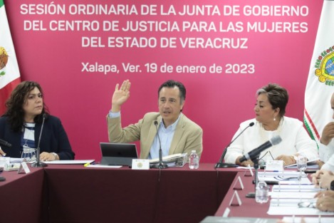 Tras la revisión del Programa Operativo Anual y el Presupuesto de Egresos, el Gobernador clausuró la sesión con el llamado a mantener la ruta de trabajo y alcanzar la justicia que esperan muchas veracruzanas, sobre todo en los rincones del estado. 
