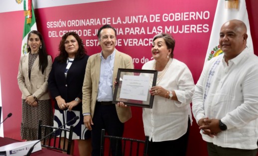 Durante el informe, la coordinadora general del CEJUM, Irma Hernández Sangabriel, afirmó que todas la acciones parten de una suma de esfuerzos por brindar una atención integral con perspectiva de género, preservando los derechos de las mujeres para la construcción de una vida libre de violencia.