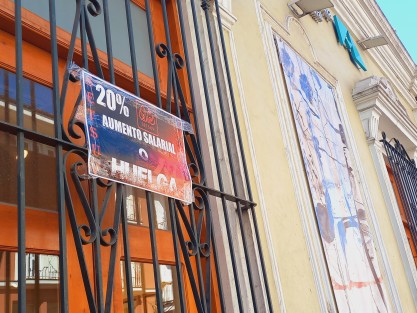 Toda una tradición, el anuncio del emplazamiento a huelga por los empleados de la Universidad Veracruzana afiliados al SETSUV. 