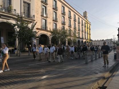 Docentes marcharon desde centro de Xalapa y hacia el estadio Heriberto Jara Corona para festejar el 55 aniversario del sistema de telesecundaria. La calle Enríquez quedó cerrada por varios minutos y en otras vialidades el tráfico se vio afectado.