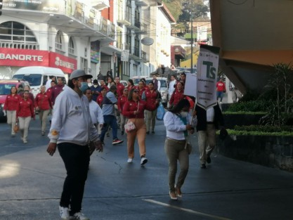 Docentes marcharon desde centro de Xalapa y hacia el estadio Heriberto Jara Corona para festejar el 55 aniversario del sistema de telesecundaria. La calle Enríquez quedó cerrada por varios minutos y en otras vialidades el tráfico se vio afectado.
