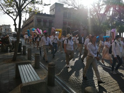 Docentes marcharon desde centro de Xalapa y hacia el estadio Heriberto Jara Corona para festejar el 55 aniversario del sistema de telesecundaria. La calle Enríquez quedó cerrada por varios minutos y en otras vialidades el tráfico se vio afectado.