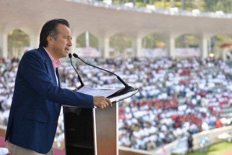 En el 55 aniversario del sistema de Telesecundarias, el gobernador Cuitláhuac García Jiménez reconoció que las y los maestros no solamente se han distinguido en las luchas que configuraron la historia del país, sino que resistieron embates como la mal llamada Reforma Educativa y la emergencia sanitaria, haciendo frente a su compromiso con la nación.