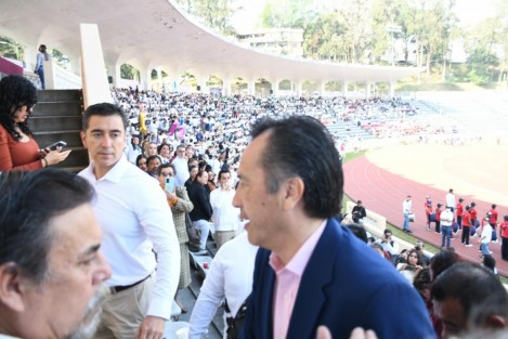 En el 55 aniversario del sistema de Telesecundarias, el gobernador Cuitláhuac García Jiménez reconoció que las y los maestros no solamente se han distinguido en las luchas que configuraron la historia del país, sino que resistieron embates como la mal llamada Reforma Educativa y la emergencia sanitaria, haciendo frente a su compromiso con la nación.