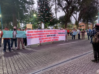 Empleados de CMAS Xalapa se manifestaron la tarde de este viernes frente al Palacio Municipal  continuando con su demanda de que se restablezcan condiciones laborales que fueron afectadas por una nueva firma de contrato colectivo de trabajo entre autoridades del organismo y un sindicato minoritario. 