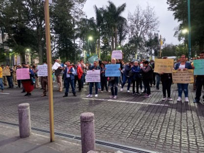 Empleados de CMAS Xalapa se manifestaron la tarde de este viernes frente al Palacio Municipal  continuando con su demanda de que se restablezcan condiciones laborales que fueron afectadas por una nueva firma de contrato colectivo de trabajo entre autoridades del organismo y un sindicato minoritario. 