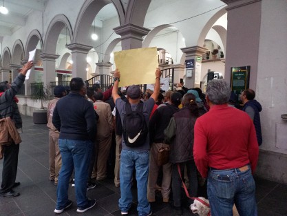 Los manifestantes exigían que saliera el alcalde mismo a atenderlos, aunque sí fueron atendidos por personal del Ayuntamiento.
