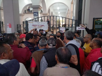 Los manifestantes exigían que saliera el alcalde mismo a atenderlos, aunque sí fueron atendidos por personal del Ayuntamiento.
