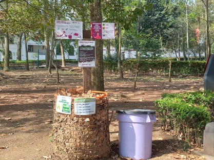 Aunque desde hace unos años se colocó un <em>popostero</em> en este parque, el mismo no es utilizado adecuadamente. La mayoría de los amos que sí recogen los desechos de sus canes, prefieren desecharlos en cualquier bote dentro de sus bolsas colectoras. 