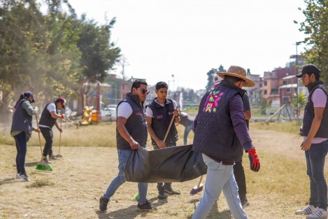 El programa Juventudes de Ambiente tiene como objetivo la recuperación de áreas verdes con ayuda de la participación juvenil; la finalidad general es fomentar en este sector el cuidado del medio ambiente y de Xalapa. En esta ocasión personal de la Dirección de Juventud trabajó en la limpieza del parque de la calle Facultad de Arquitectura, de la colonia Represa del Carmen.