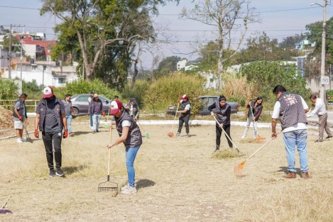 El programa Juventudes de Ambiente tiene como objetivo la recuperación de áreas verdes con ayuda de la participación juvenil; la finalidad general es fomentar en este sector el cuidado del medio ambiente y de Xalapa. En esta ocasión personal de la Dirección de Juventud trabajó en la limpieza del parque de la calle Facultad de Arquitectura, de la colonia Represa del Carmen.