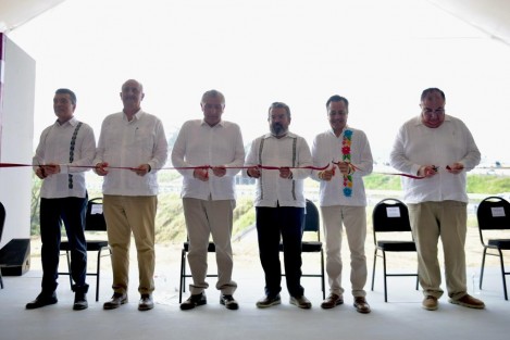 El gobernador Cuitláhuac García Jiménez participó en la inauguración del tramo carretero Estación Chontalpa-Entronque Autopista Las Choapas-Ocozocoautla, obra detenida desde 2011 y retomada en la presente administración por lo que significa el desarrollo y justicia para el sur-sureste de México, impulsado por la Cuarta Transformación.