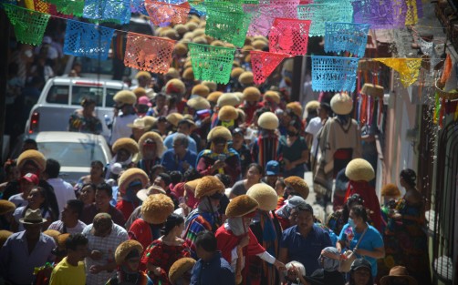 Chiapa de Corzo, Chiapas celebra la fiesta grande de Enero con parachicos; hombres  vestidos con el traje tradicional que recorren las calles visitando a los diferentes altares danzando y bailando en honor a San Sebastián, patrono de este municipio.