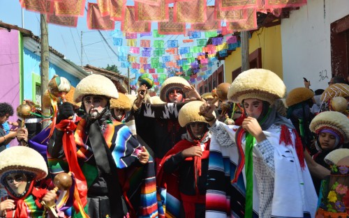 Chiapa de Corzo, Chiapas celebra la fiesta grande de Enero con parachicos; hombres  vestidos con el traje tradicional que recorren las calles visitando a los diferentes altares danzando y bailando en honor a San Sebastián, patrono de este municipio.