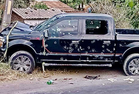 Este domingo sobre la carretera federal 140 Veracruz-Xalapa vía ,Paso de Ovejas, en la colonia Los Carriles de Las Bajadas, una familia, entre éstos un menor de edad, fue acribillada cuando viajaban a bordo de  una camioneta Ford tipo Lobo color negro. Saldo preliminar de 4 fallecidos. 