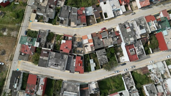 Al sur de la capital, el gobernador supervisó tres calles recién urbanizadas con trabajos de drenaje, alumbrado y pavimentación hidráulica, paralelas a Arco Sur, que comunican a los vecinos de Reserva Territorial y Santa Bárbara con el municipio de Emiliano Zapata y la Zona Universitaria.