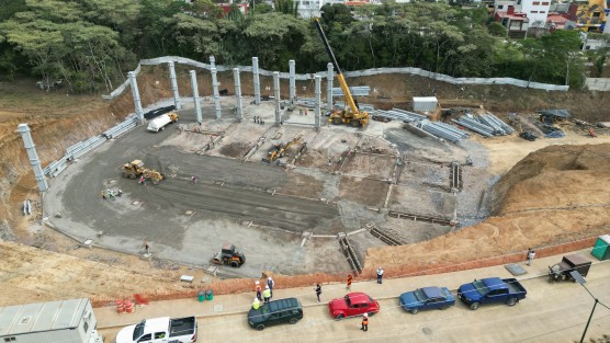 La extensión de la avenida Quetzal comunicará al recinto deportivo conocido como Nido del Halcón, sede del equipo de baloncesto profesional Halcones de Xalapa también diseñada para albergar eventos musicales porque tendrá una capacidad estimada de 8 mil personas; aquí el avance en una primera etapa (estructural) rebasa el 65 por ciento.