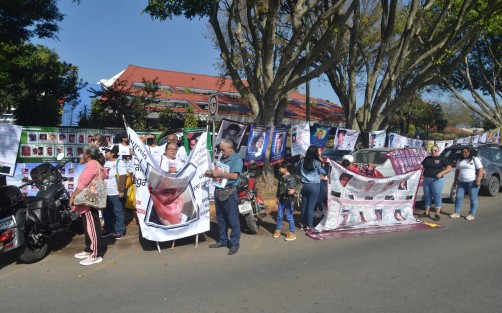 Colectivos y madres de  desaparecidos se manifestaron frente a las instalaciones de la Legislatura previo a la comparecencia de la Fiscal General Verónica Hernández Giadáns.(Imágenes Rigoberto Suárez)