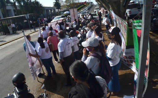 Colectivos y madres de  desaparecidos se manifestaron frente a las instalaciones de la Legislatura previo a la comparecencia de la Fiscal General Verónica Hernández Giadáns.(Imágenes Rigoberto Suárez)