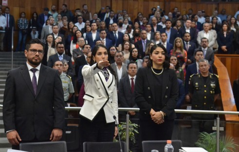 Con la presencia del gobernador Cuitláhuac García Jiménez y la mayoría de funcionarios de gobierno, Poder Judicial y de diputados locales, la Fiscal General Verónica Hernández Giadáns compareció ante el Congreso del Estado.