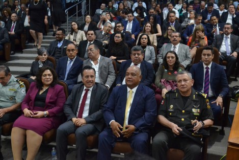 Con la presencia del gobernador Cuitláhuac García Jiménez y la mayoría de funcionarios de gobierno, Poder Judicial y de diputados locales, la Fiscal General Verónica Hernández Giadáns compareció ante el Congreso del Estado.