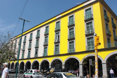 Luego de varios años de permanecer con la pintura deteriorada y hasta en discusión con la compañía de pinturas alegando mala calidad, por fin el céntrico Edificio Nachita recibe su manita de gato, muy vistosa por cierto.  Ojalá ahora sí salga buena la pintura.