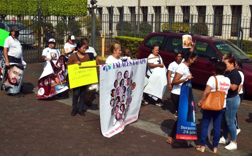 Colectivos y madres de personas desaparecidas buscaron que alguien las atendiera. Inicialmente se manifestaron frente al recinto legislativo y posteriormente se colocaron en la entrada del estacionamiento de éste, a esperar a la titular de la Fiscalía. 