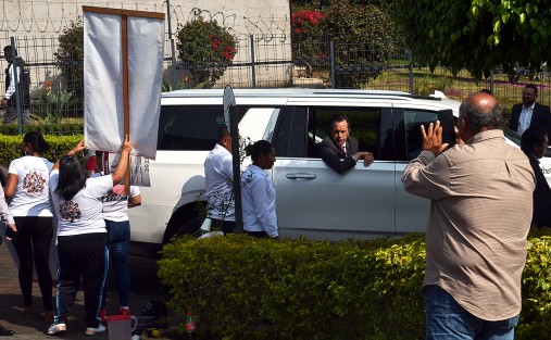 Finalmente fue el gobernador Cuitláhuac García Jiménez quien bajó el vidrio de la camioneta donde viajaba y les dijo que será en próximos días cuando se reúna con los colectivos.