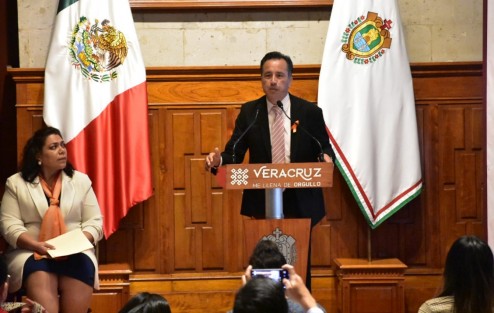 El gobernador Cuitláhuac García; la presidenta del Poder Judicial, Lisbeth Jiménez; y la secretaria ejecutiva del Sistema Estatal Anticorrupción, Adriana Capitanachi, presentaron un diplomado para formar especialistas en derecho anticorrupción para que funcionarios de Veracruz combatan la corrupción.