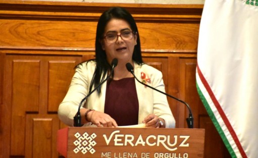 El gobernador Cuitláhuac García; la presidenta del Poder Judicial, Lisbeth Jiménez; y la secretaria ejecutiva del Sistema Estatal Anticorrupción, Adriana Capitanachi, presentaron un diplomado para formar especialistas en derecho anticorrupción para que funcionarios de Veracruz combatan la corrupción.