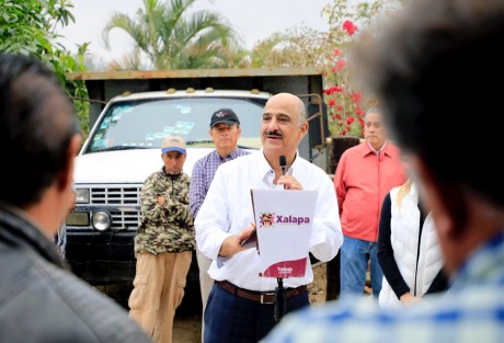 Más allá de las ideologías o aspiraciones personales, es necesario unir esfuerzos para transformar la ciudad y mejorar la calidad de vida de todos, afirmó el presidente municipal Ricardo Ahued Bardahuil, durante la entrega de la pavimentación con concreto hidráulico de la calle Francisco I. Madero, en la congregación El Castillo.

