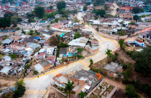 Más allá de las ideologías o aspiraciones personales, es necesario unir esfuerzos para transformar la ciudad y mejorar la calidad de vida de todos, afirmó el presidente municipal Ricardo Ahued Bardahuil, durante la entrega de la pavimentación con concreto hidráulico de la calle Francisco I. Madero, en la congregación El Castillo.

