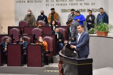 El diputado Othón Hernández Candanedo propuso, mediante una Iniciativa, que los permisos para la prestación del servicio de transporte particular de personas, animales o cosas y el de transporte público en la modalidad de carga sean otorgados por la Dirección de Transporte o por la Delegación Regional de Transporte correspondiente al lugar donde se realicen.