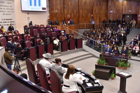 Acompañada por los comisionados del IVAI, David Agustín Jiménez Rojas y José Alfredo Corona Lizárraga, la funcionaria estatal informó que, en ese año, Veracruz ocupó el cuarto lugar nacional en cuanto a la cantidad de solicitudes, el cuarto en recursos de revisión y el noveno en presupuesto entre órganos de transparencia estatal.