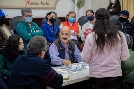 En una jornada de audiencias ciudadanas, el alcalde Ricardo Ahued reconoció a las personas asistentes por tomar un tiempo de su día para acudir desde sus colonias hasta el Palacio Municipal a externar sus necesidades y formar parte de la planeación necesaria para decidir en dónde invertir los recursos públicos.


