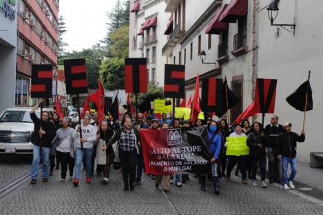 Empleados de la UV afiliados al SETSUV  marcharon por el centro de la Capital y se manifestaron en la Plaza Lerdo para exigir el 20% de aumento salarial. Luego se dirigieron a Rectoría. El aumento ofrecido por las autoridades universitarias es del 6%.