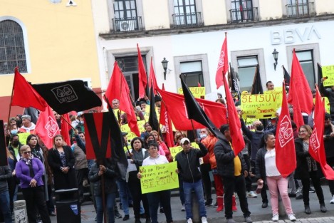 Empleados de la UV afiliados al SETSUV  marcharon por el centro de la Capital y se manifestaron en la Plaza Lerdo para exigir el 20% de aumento salarial. Luego se dirigieron a Rectoría. El aumento ofrecido por las autoridades universitarias es del 6%.