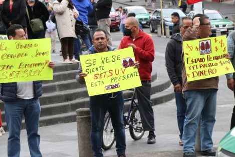 Empleados de la UV afiliados al SETSUV  marcharon por el centro de la Capital y se manifestaron en la Plaza Lerdo para exigir el 20% de aumento salarial. Luego se dirigieron a Rectoría. El aumento ofrecido por las autoridades universitarias es del 6%.