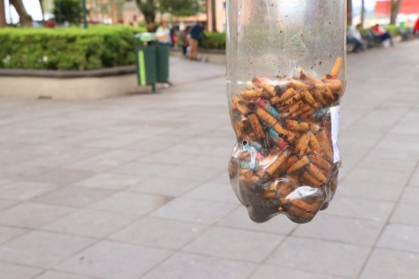 Los filtros de cigarro fueron añadidos con el fin de minimizar el consumo de tóxicos como cobalto, aluminio, arsénico, plomo, niquel, etc. por los fumadores; y sin embargo este hábito sigue siendo la principal causa de cáncer pulmonar. Estos desechos llegan a aguas residuales al ser desechados en el suelo. 