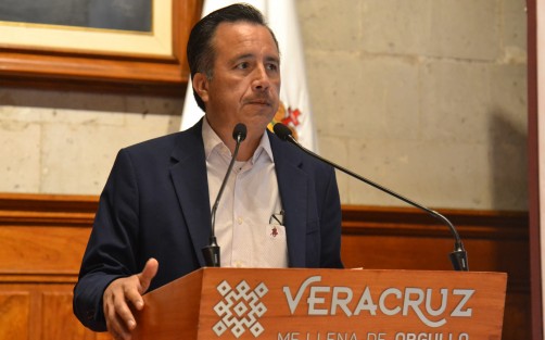 El gobernador Cuitláhuac García Jiménez dio a conocer que ya existe un proyecto ejecutivo, así como el financiamiento que dará solución al tráfico en la plaza de cobro 45 de Fortín y reducir el tiempo de espera a 5 minutos, pues los 10 carriles resultan insuficientes para desahogar los 34 mil 500 cruces por día.