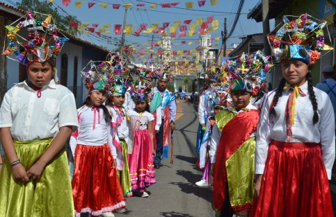 Danzantes de municipios como Zozocolco, La laguna, Chiconquiaco, Tuzamapan y otros más, arribaron al municipio de Teocelo para celebrar las fiestas del Santo Entierro.