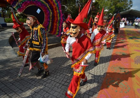 Danzantes de municipios como Zozocolco, La laguna, Chiconquiaco, Tuzamapan y otros más, arribaron al municipio de Teocelo para celebrar las fiestas del Santo Entierro.