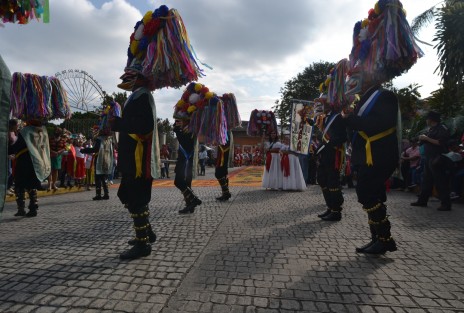 Danzantes de municipios como Zozocolco, La laguna, Chiconquiaco, Tuzamapan y otros más, arribaron al municipio de Teocelo para celebrar las fiestas del Santo Entierro.