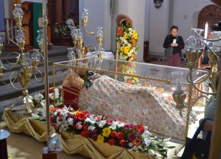 Danzantes de municipios como Zozocolco, La laguna, Chiconquiaco, Tuzamapan y otros más, arribaron al municipio de Teocelo para celebrar las fiestas del Santo Entierro.