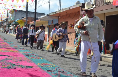 Danzantes de municipios como Zozocolco, La laguna, Chiconquiaco, Tuzamapan y otros más arribaron al municipio de Teocelo para celebrar las fiestas del Santo Entierro.