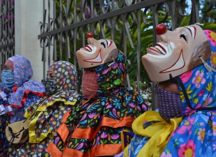 Danzantes de municipios como Zozocolco, La laguna, Chiconquiaco, Tuzamapan y otros más arribaron al municipio de Teocelo para celebrar las fiestas del Santo Entierro.