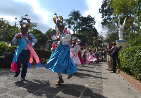 Danzantes de municipios como Zozocolco, La laguna, Chiconquiaco, Tuzamapan y otros más arribaron al municipio de Teocelo para celebrar las fiestas del Santo Entierro.