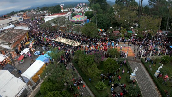 Ayer se realizó en Teocelo, Ver., la tradicional bajada del arco floral en honor al Santo Entierro de Cristo. En esta ocasión participaron danzas de varios municipio del estado de Veracruz. 